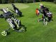 Golftrolleys vor dem Grün auf einem Golfplatz